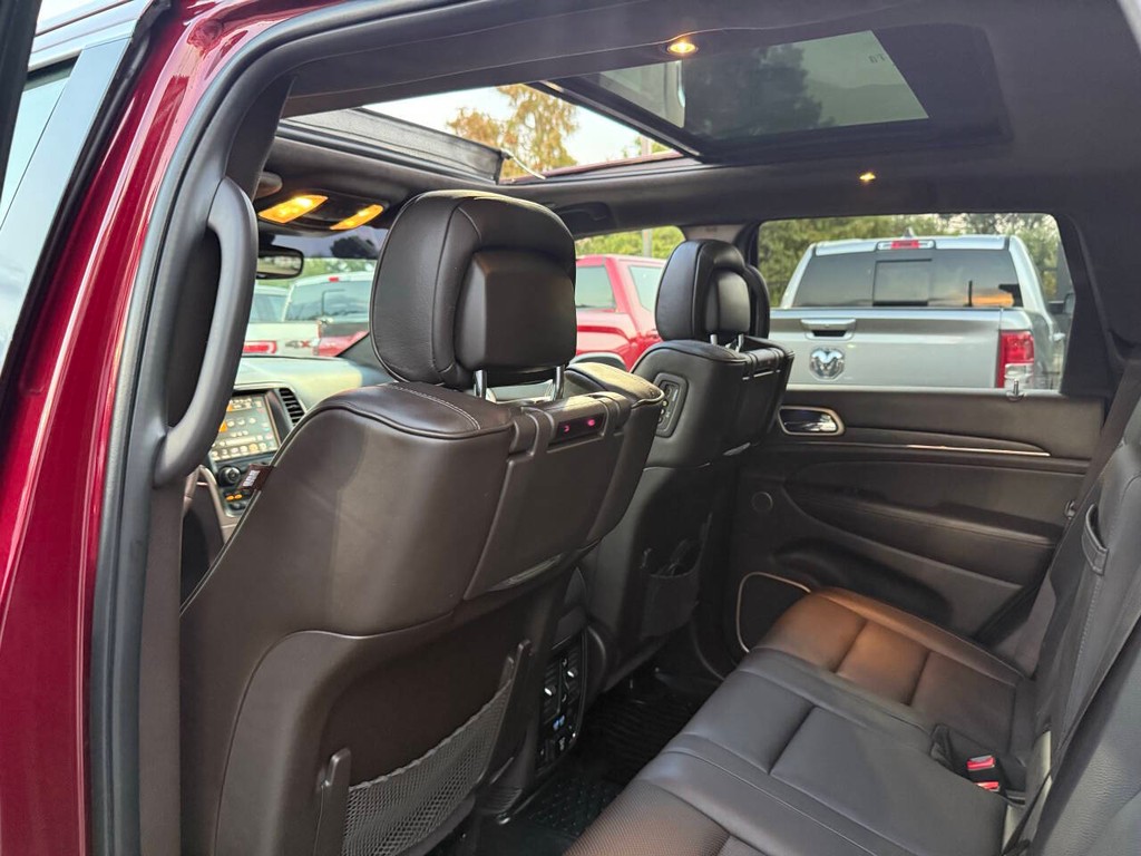 Jeep Grand Cherokee Vehicle Full-screen Gallery Image 12