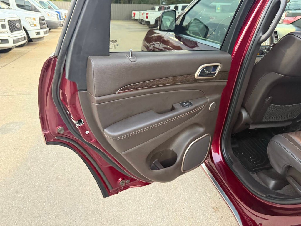 Jeep Grand Cherokee Vehicle Full-screen Gallery Image 15