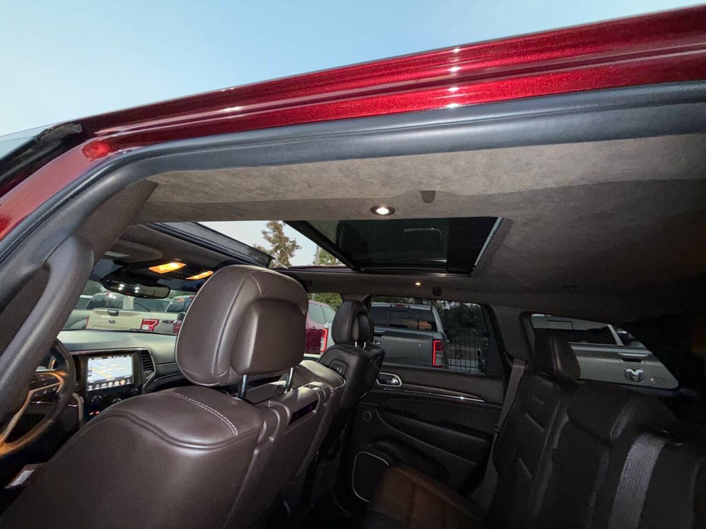 Jeep Grand Cherokee Vehicle Full-screen Gallery Image 35