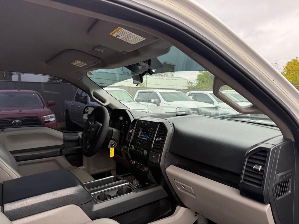 Ford F-150 Vehicle Full-screen Gallery Image 09