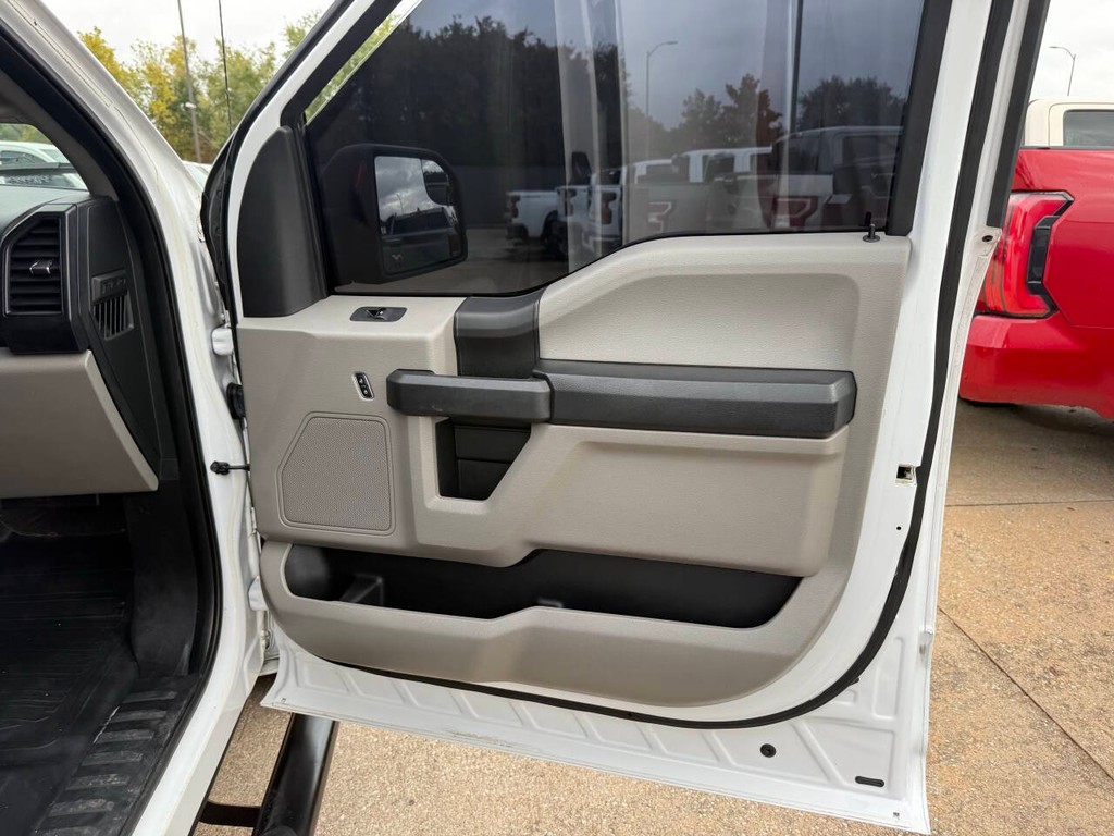 Ford F-150 Vehicle Full-screen Gallery Image 11