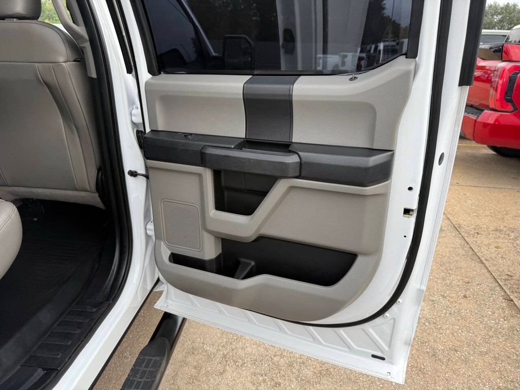 Ford F-150 Vehicle Full-screen Gallery Image 16