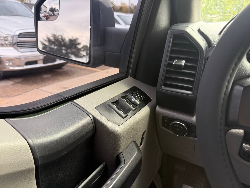 Ford F-150 Vehicle Full-screen Gallery Image 30