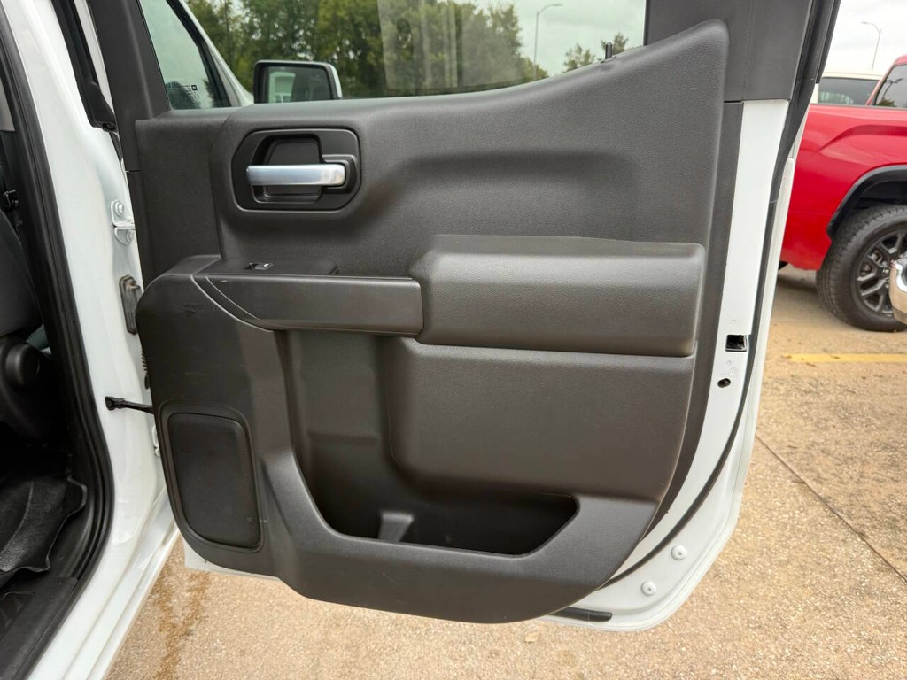 Chevrolet Silverado 1500 Vehicle Full-screen Gallery Image 16