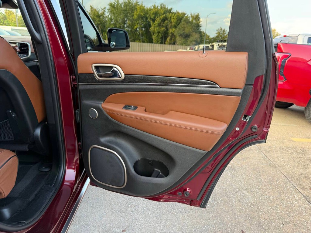 Jeep Grand Cherokee Vehicle Full-screen Gallery Image 16