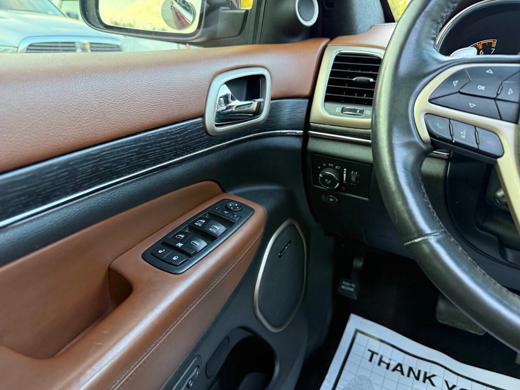 Jeep Grand Cherokee Vehicle Full-screen Gallery Image 30