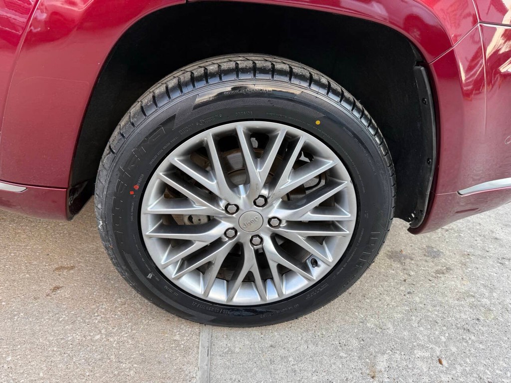 Jeep Grand Cherokee Vehicle Full-screen Gallery Image 37