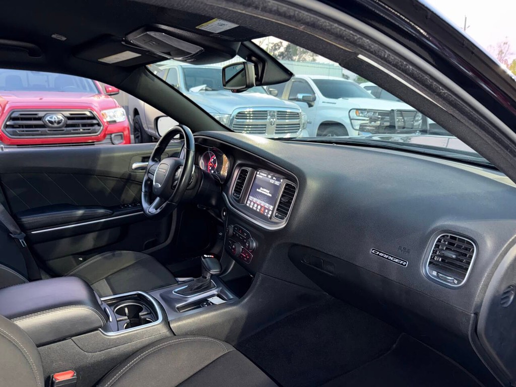 Dodge Charger Vehicle Full-screen Gallery Image 09