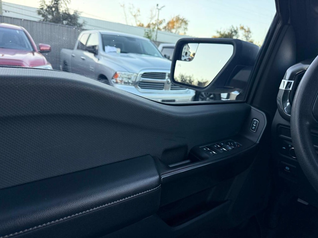 Ford F-150 Vehicle Full-screen Gallery Image 18