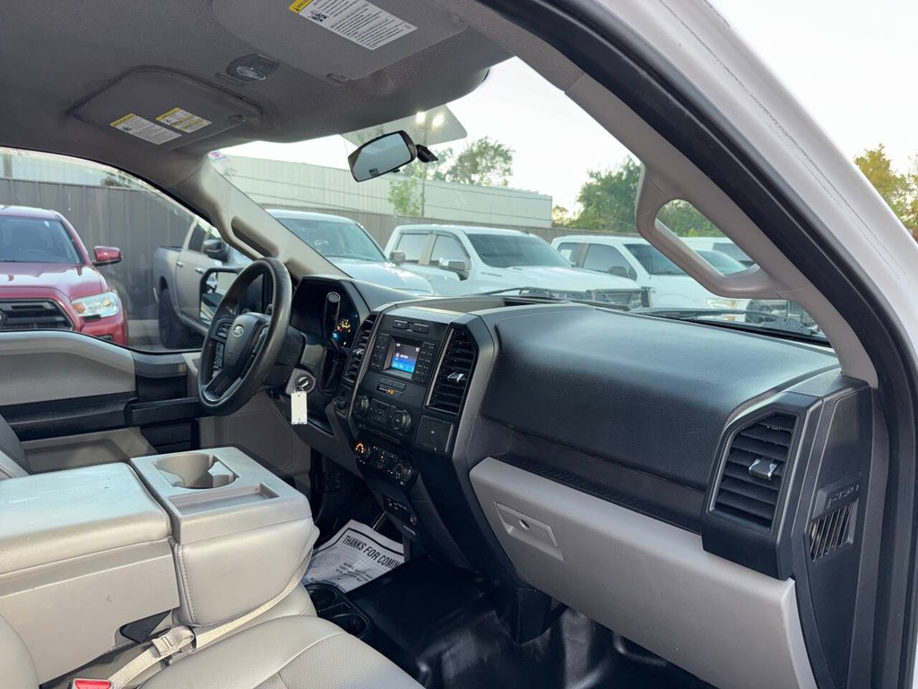 Ford F-150 Vehicle Full-screen Gallery Image 09