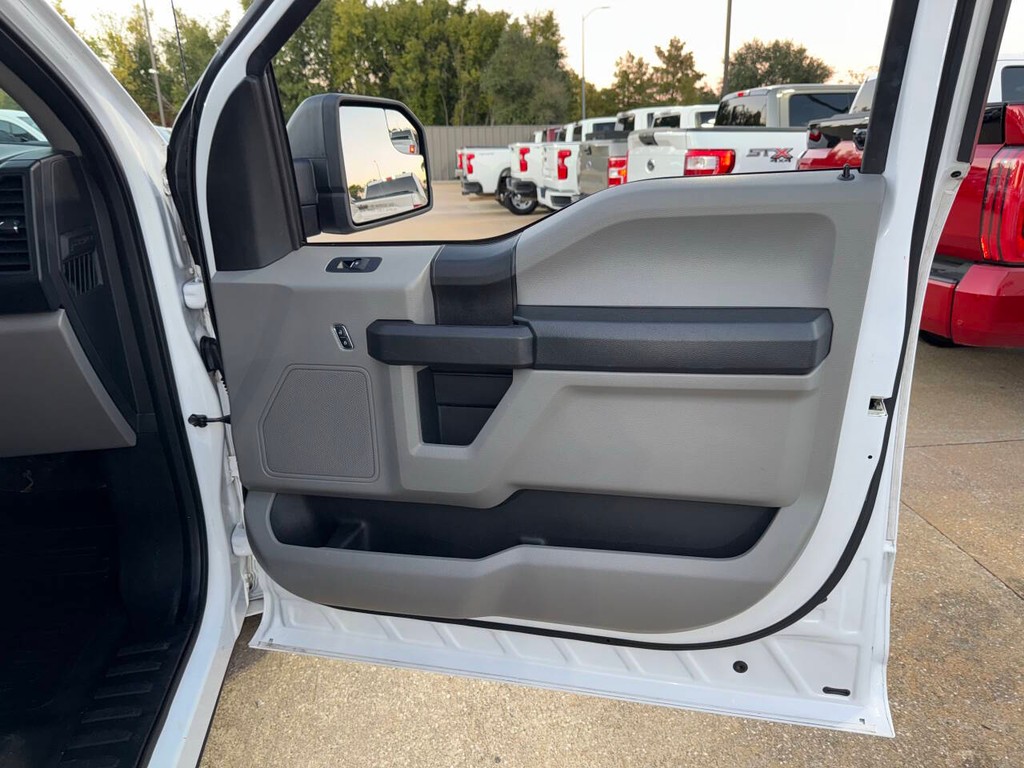 Ford F-150 Vehicle Full-screen Gallery Image 11