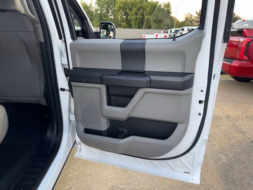 Ford F-150 Vehicle Full-screen Gallery Image 16