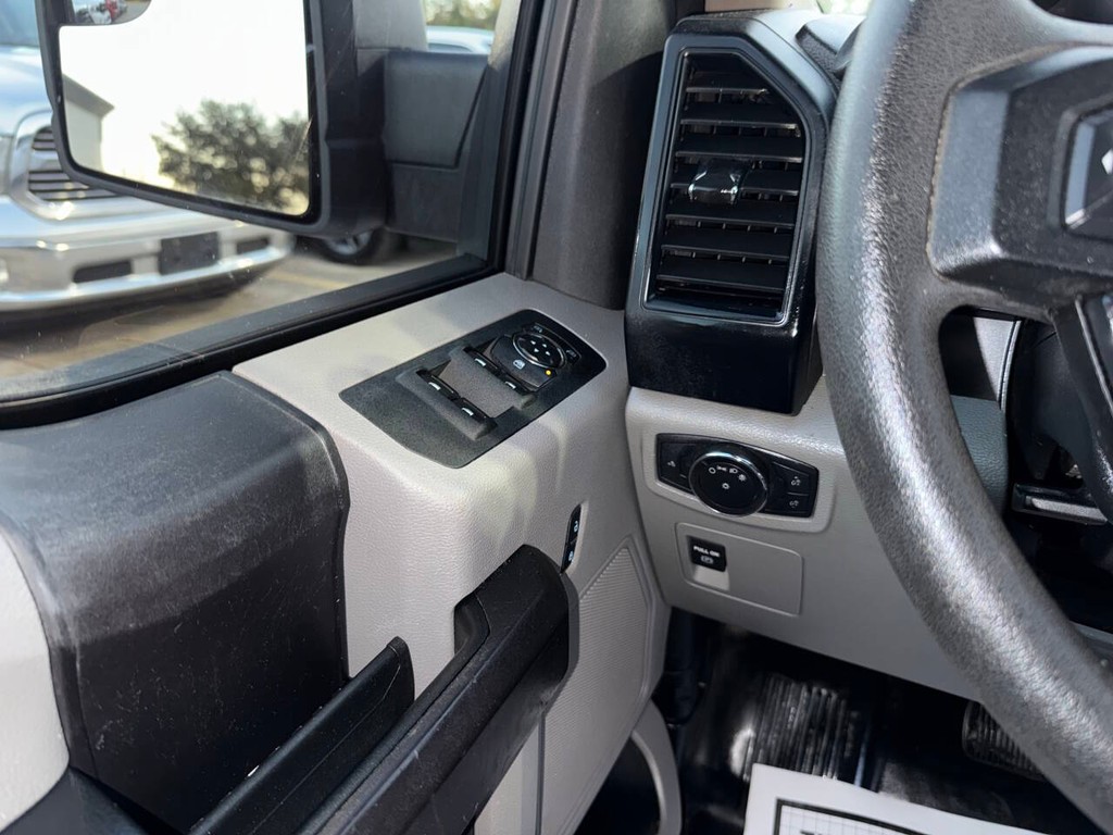 Ford F-150 Vehicle Full-screen Gallery Image 29