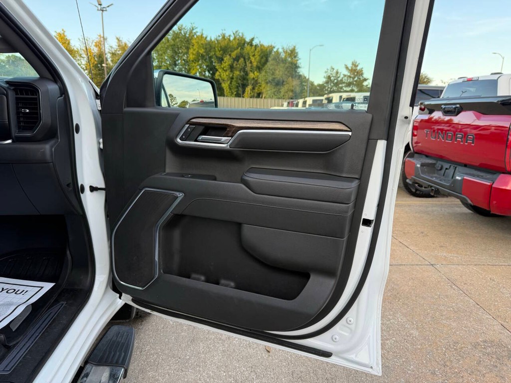 GMC Sierra 1500 Vehicle Full-screen Gallery Image 11