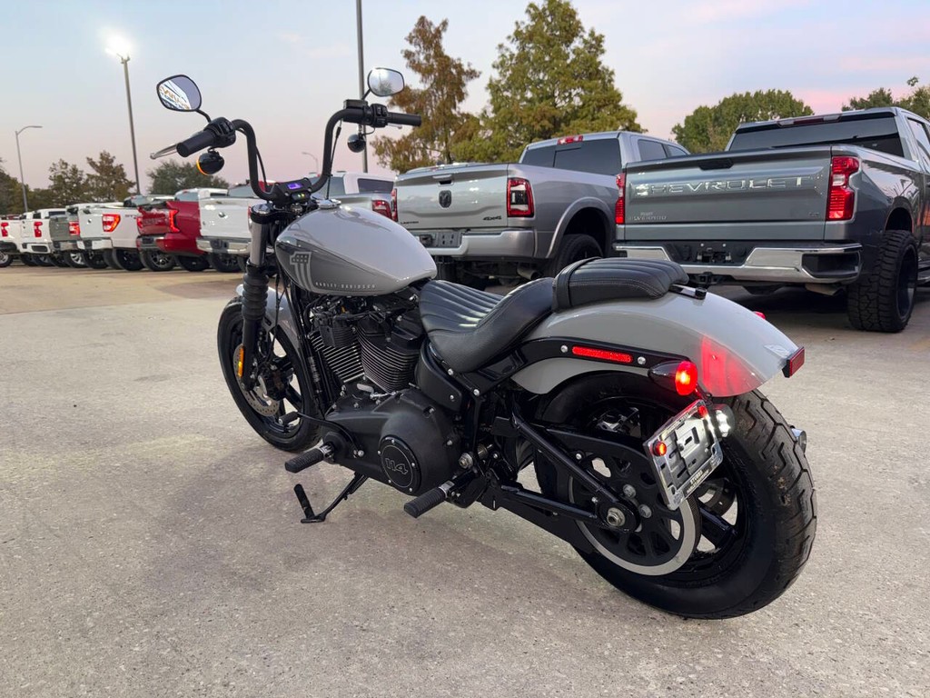 Harley-Davidson FXBBS STREET BO Vehicle Full-screen Gallery Image 06