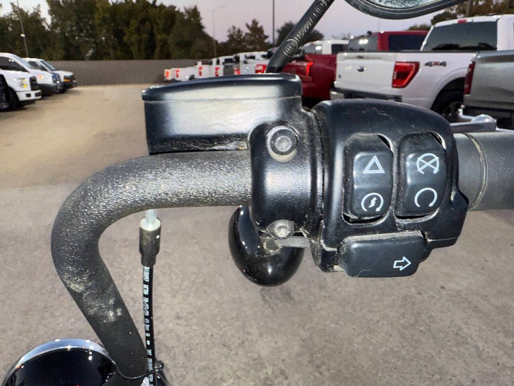 Harley-Davidson FXBBS STREET BO Vehicle Full-screen Gallery Image 11