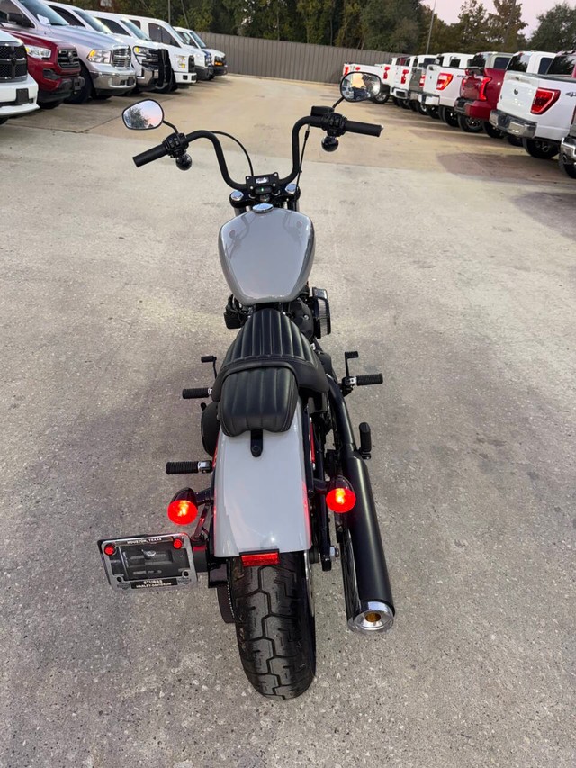 Harley-Davidson FXBBS STREET BO Vehicle Full-screen Gallery Image 05