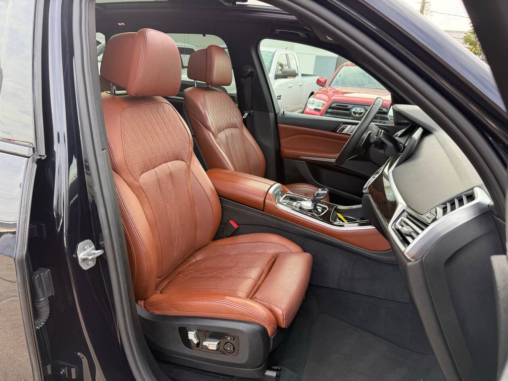 BMW X5 Vehicle Full-screen Gallery Image 10