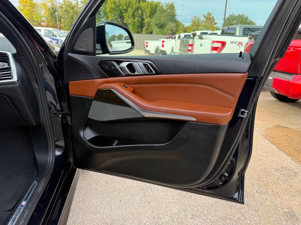 BMW X5 Vehicle Full-screen Gallery Image 11