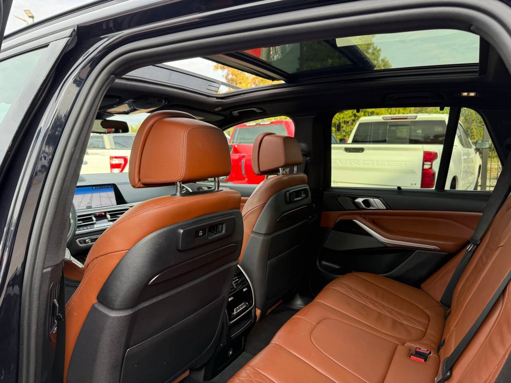 BMW X5 Vehicle Full-screen Gallery Image 12