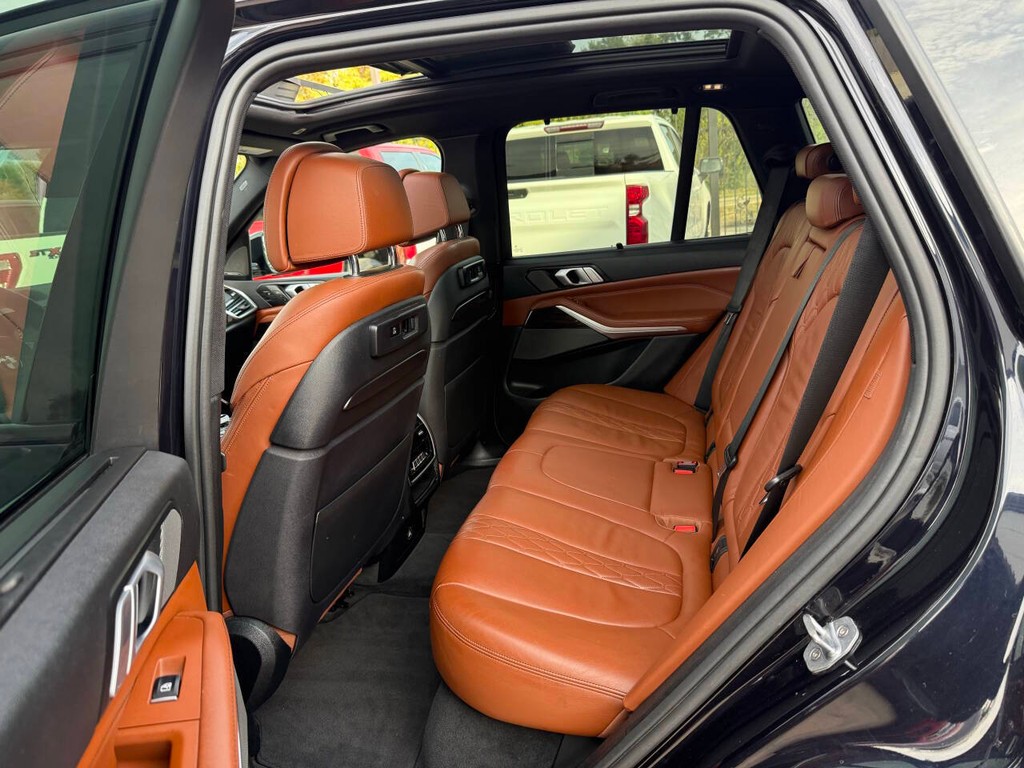 BMW X5 Vehicle Full-screen Gallery Image 13