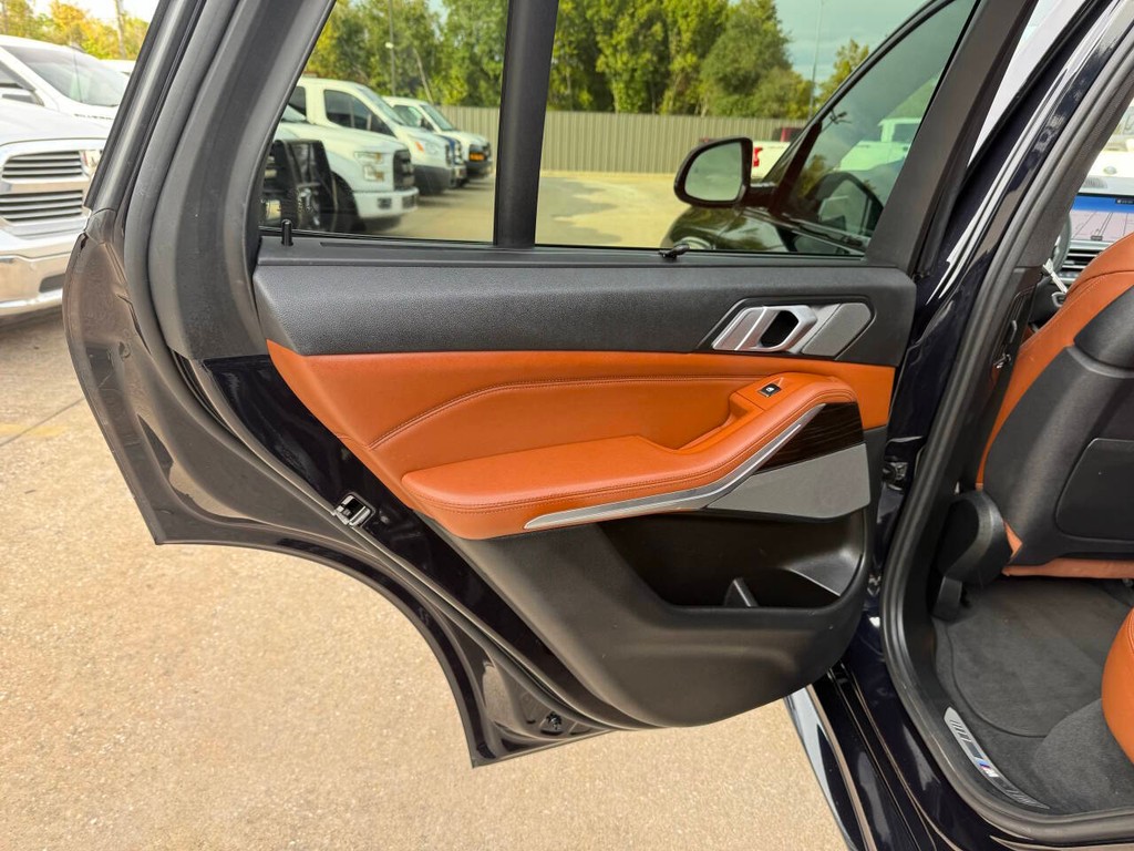 BMW X5 Vehicle Full-screen Gallery Image 14