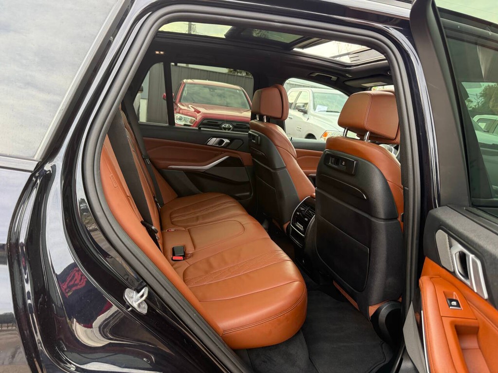 BMW X5 Vehicle Full-screen Gallery Image 15