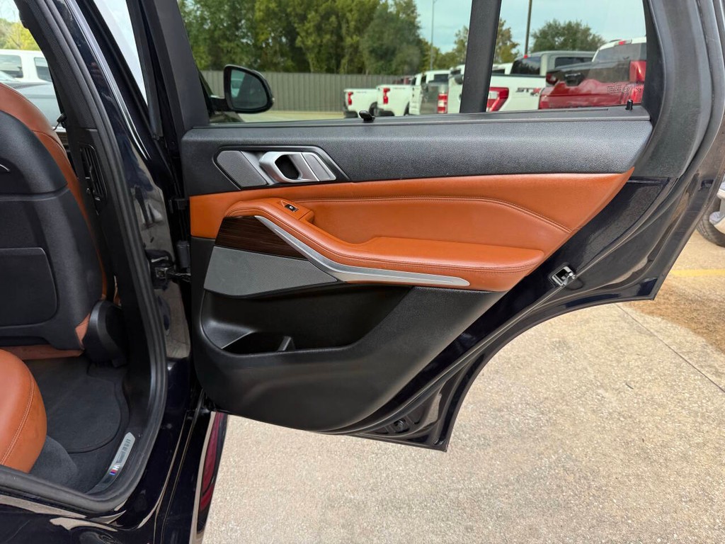 BMW X5 Vehicle Full-screen Gallery Image 16