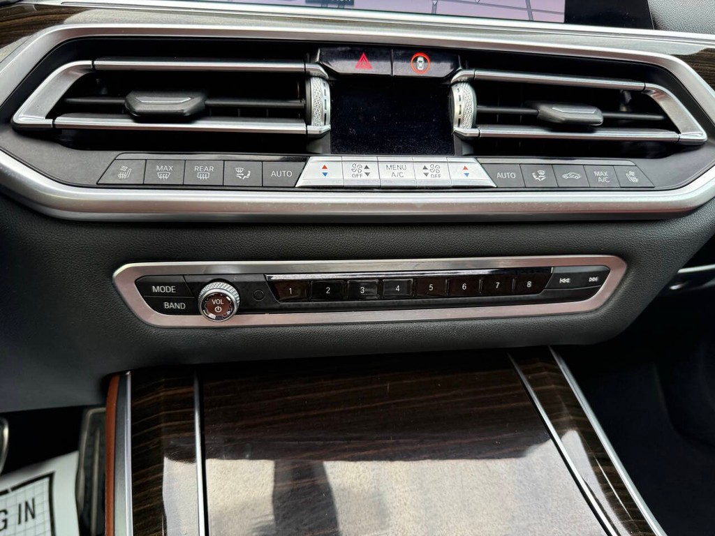 BMW X5 Vehicle Full-screen Gallery Image 28