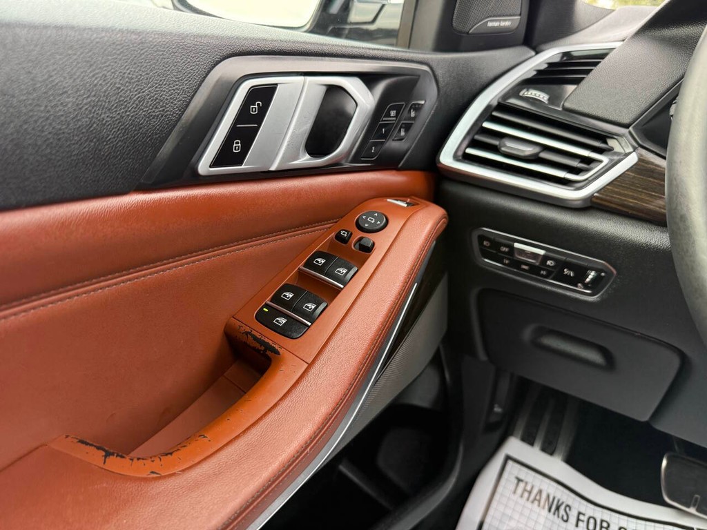 BMW X5 Vehicle Full-screen Gallery Image 30