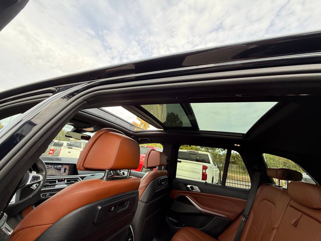 BMW X5 Vehicle Full-screen Gallery Image 32