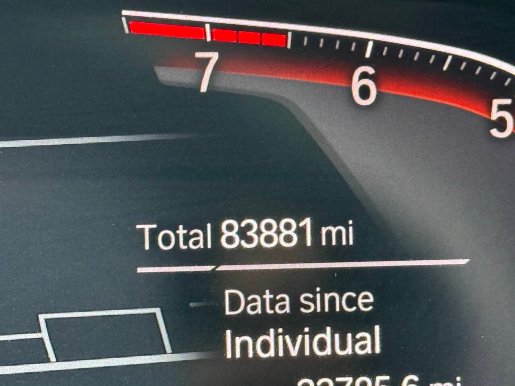 BMW X5 Vehicle Full-screen Gallery Image 34