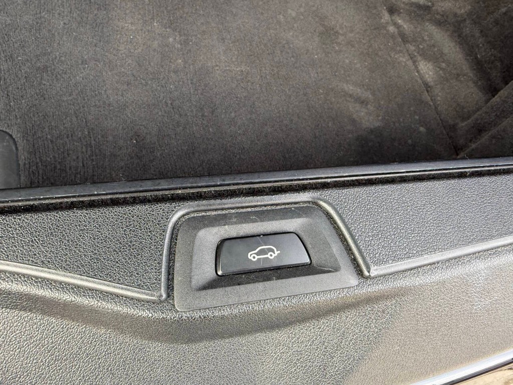 BMW X5 Vehicle Full-screen Gallery Image 40