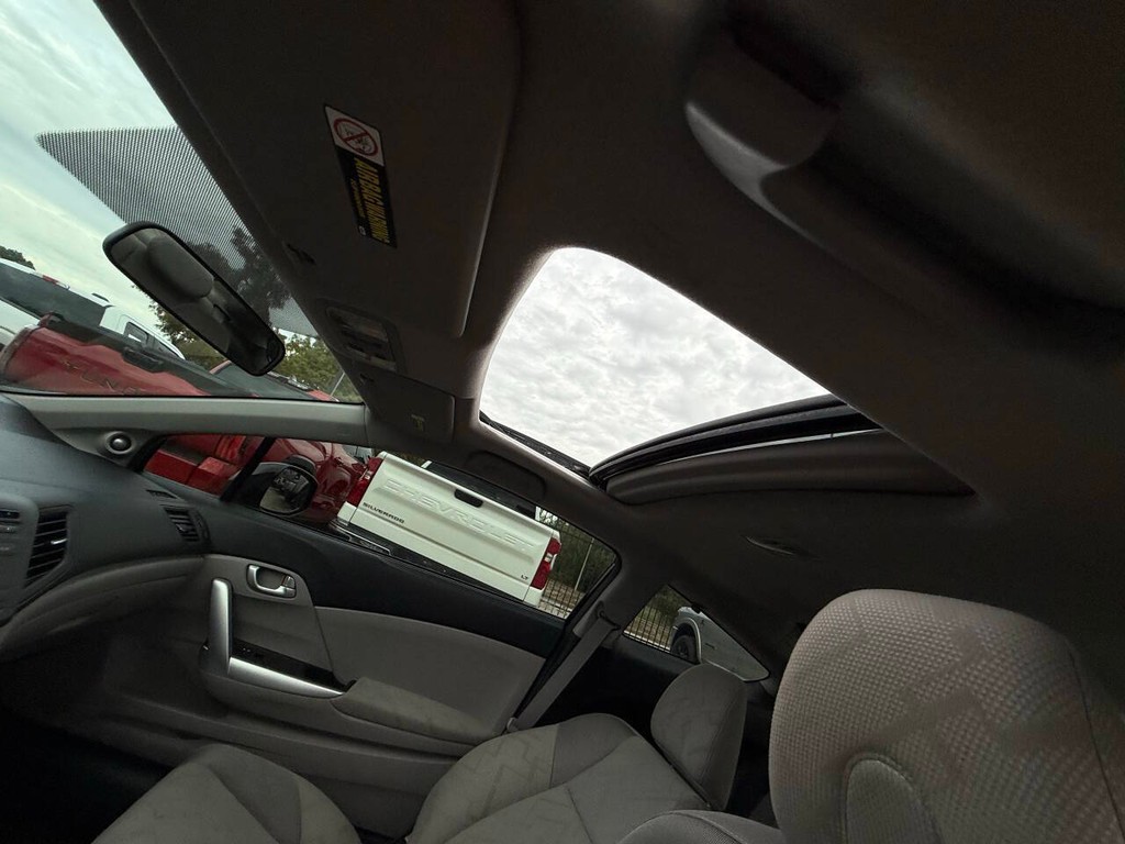 Honda Civic Vehicle Full-screen Gallery Image 24