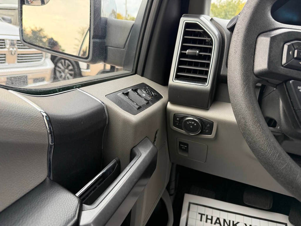 Ford F-150 Vehicle Full-screen Gallery Image 28