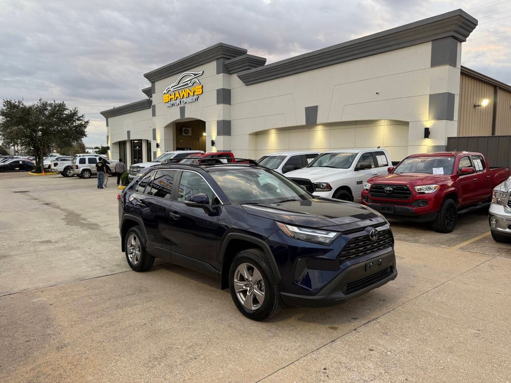 Toyota RAV4 Vehicle Full-screen Gallery Image 02