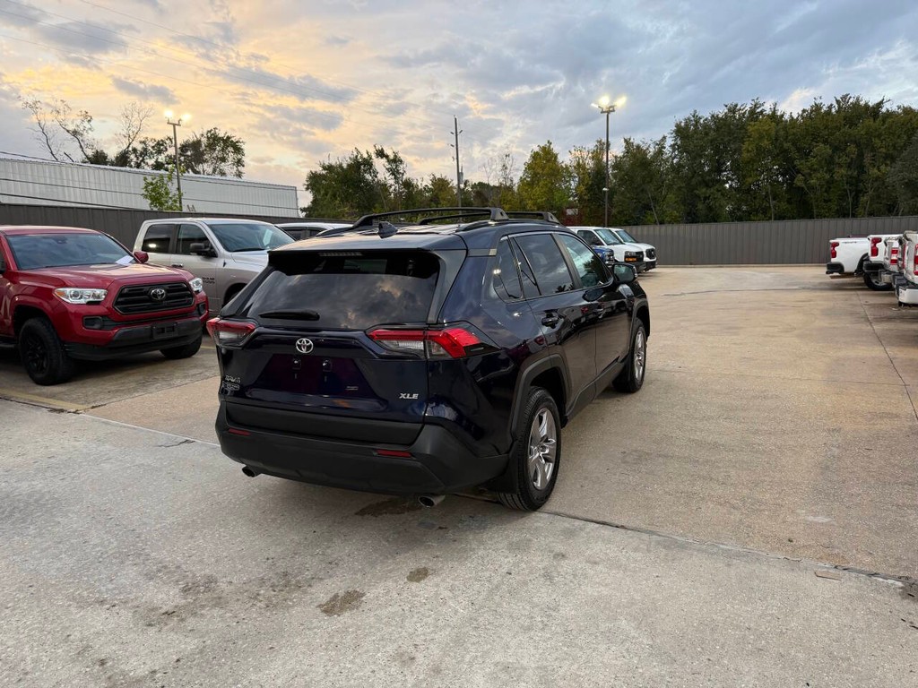 Toyota RAV4 Vehicle Full-screen Gallery Image 05