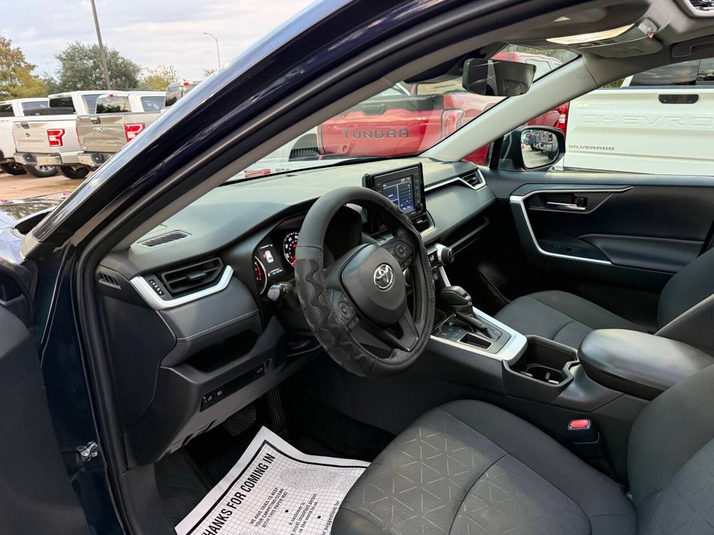 Toyota RAV4 Vehicle Full-screen Gallery Image 06