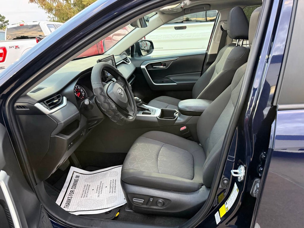 Toyota RAV4 Vehicle Full-screen Gallery Image 07