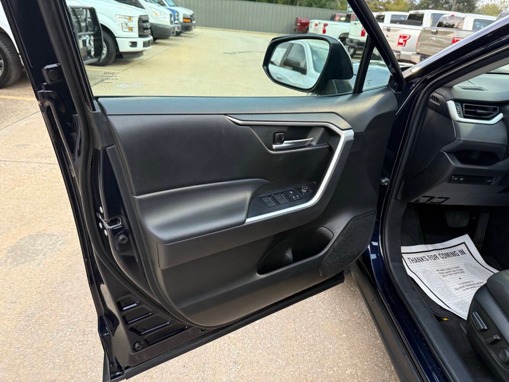 Toyota RAV4 Vehicle Full-screen Gallery Image 08