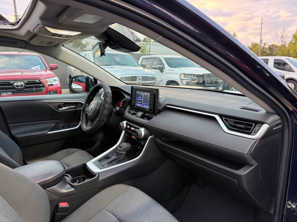 Toyota RAV4 Vehicle Full-screen Gallery Image 09