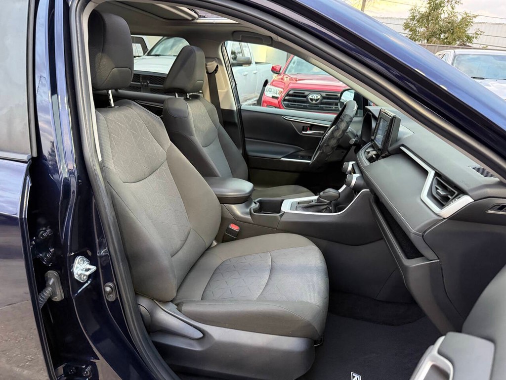 Toyota RAV4 Vehicle Full-screen Gallery Image 10