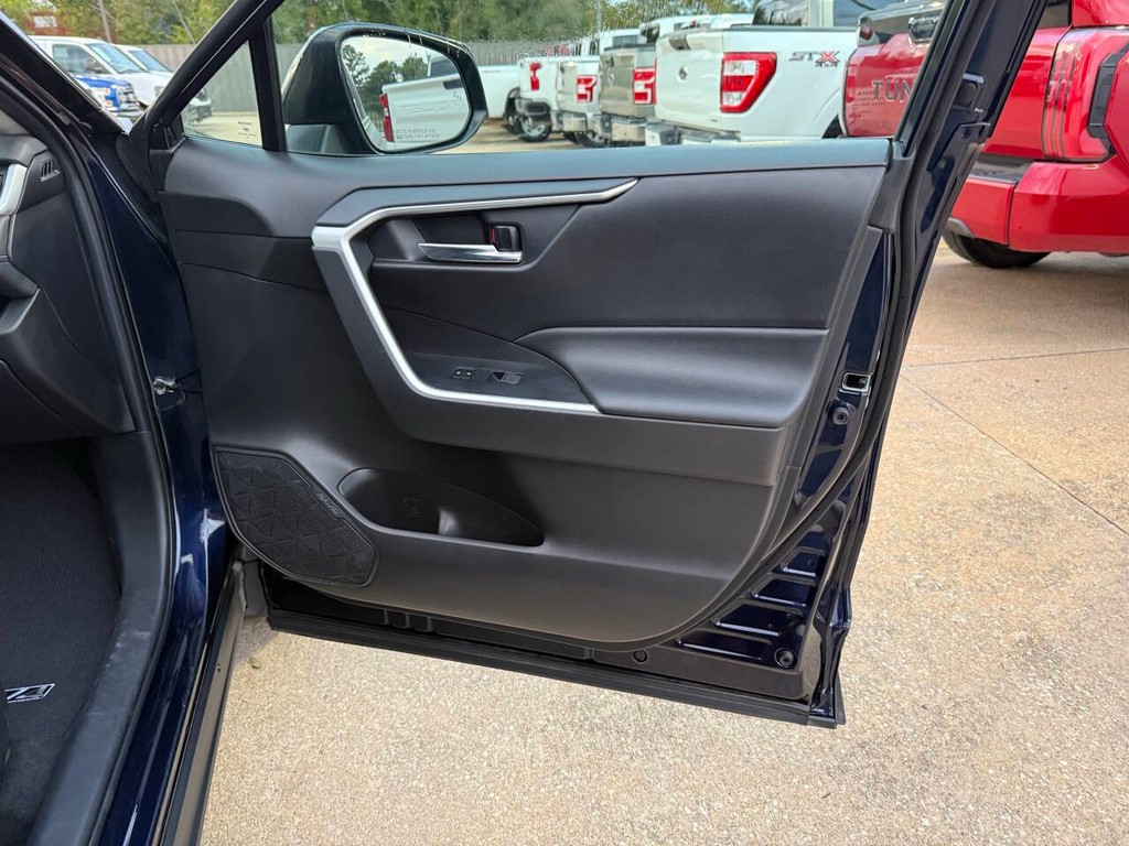 Toyota RAV4 Vehicle Full-screen Gallery Image 11