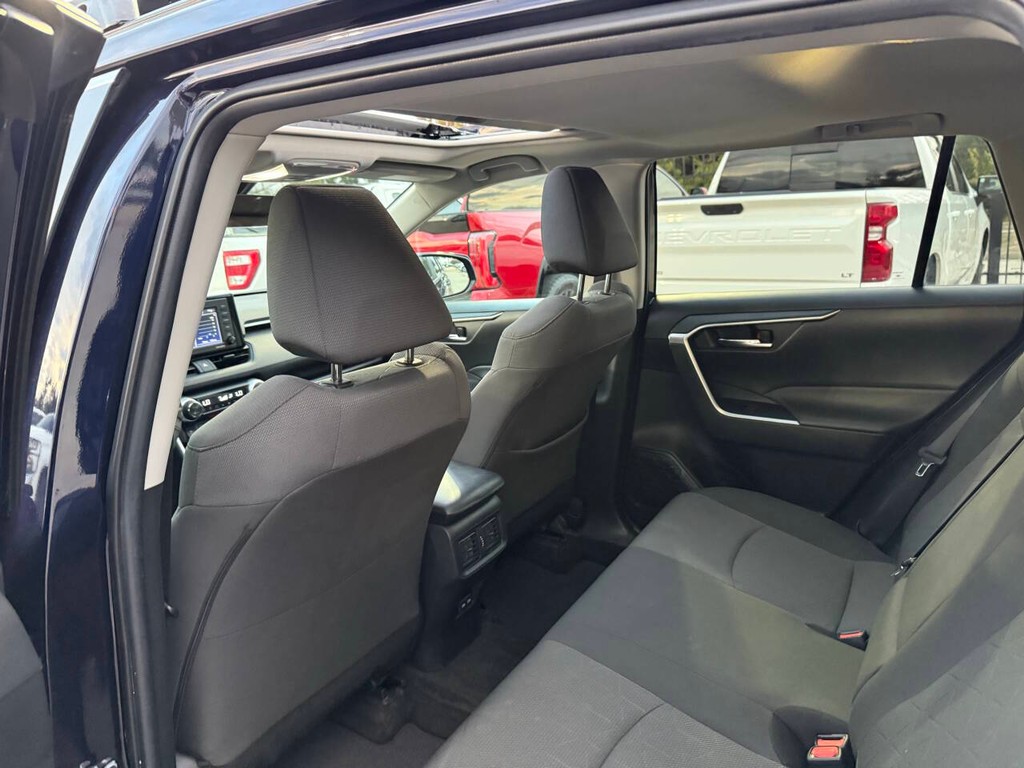 Toyota RAV4 Vehicle Full-screen Gallery Image 12