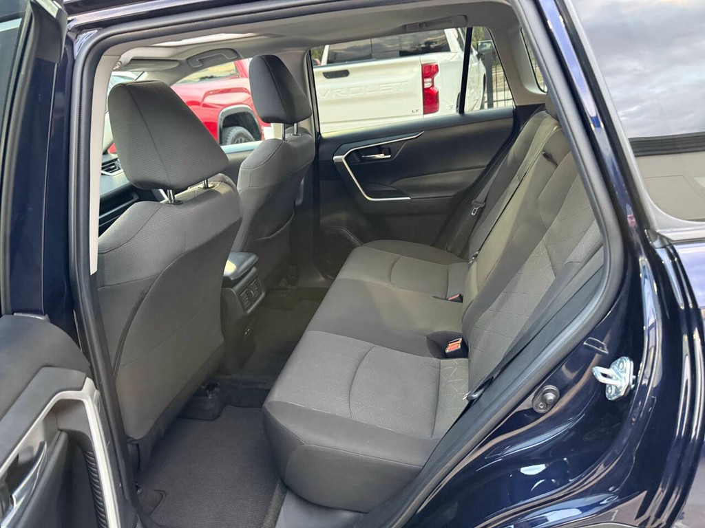 Toyota RAV4 Vehicle Full-screen Gallery Image 13