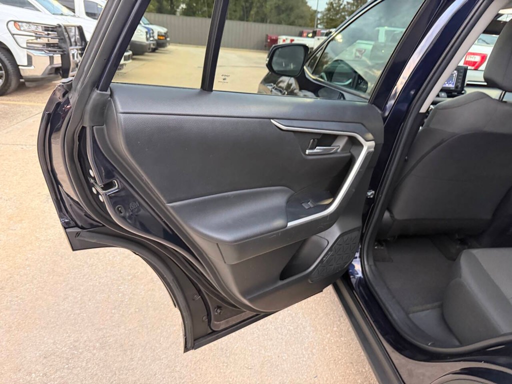 Toyota RAV4 Vehicle Full-screen Gallery Image 14