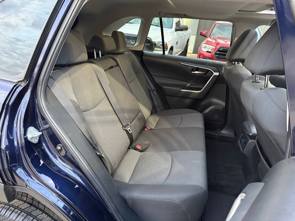 Toyota RAV4 Vehicle Full-screen Gallery Image 15