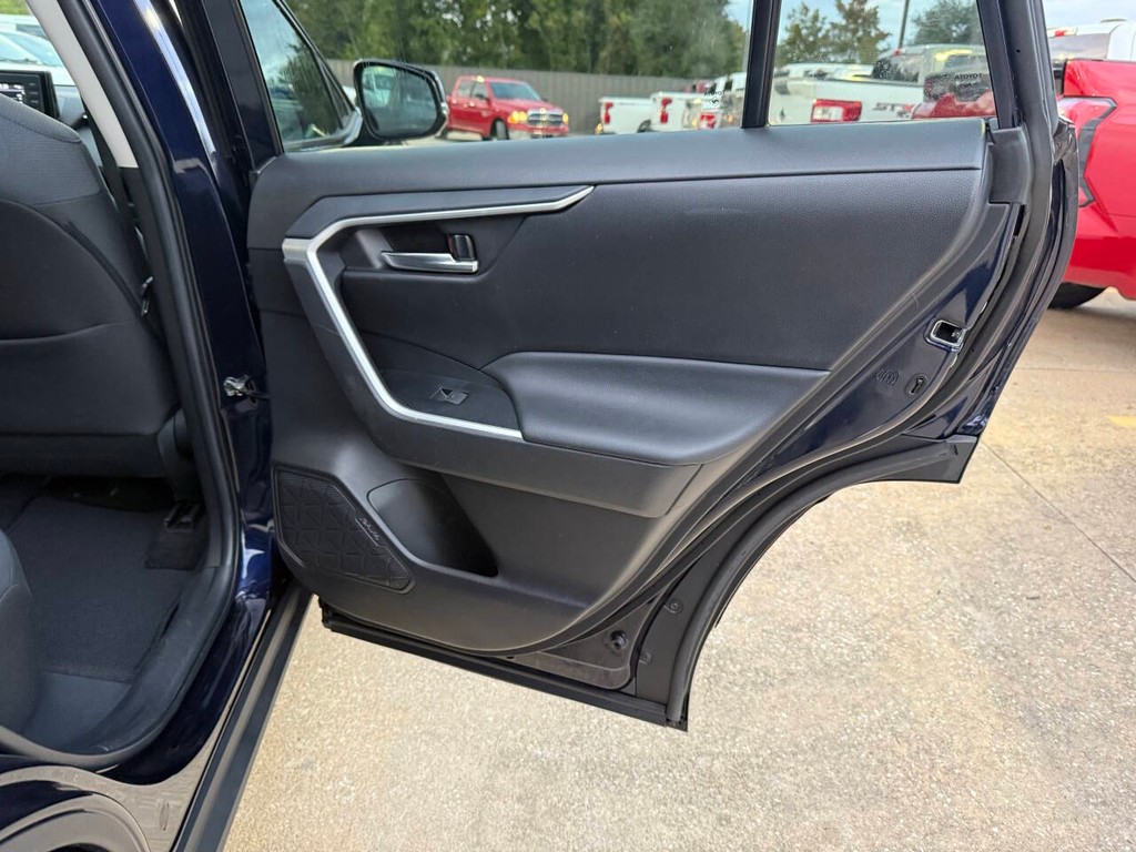 Toyota RAV4 Vehicle Full-screen Gallery Image 16