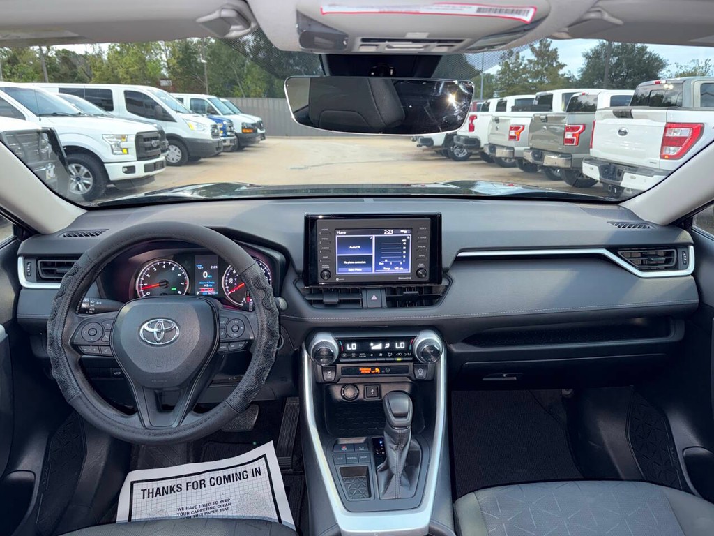 Toyota RAV4 Vehicle Full-screen Gallery Image 17