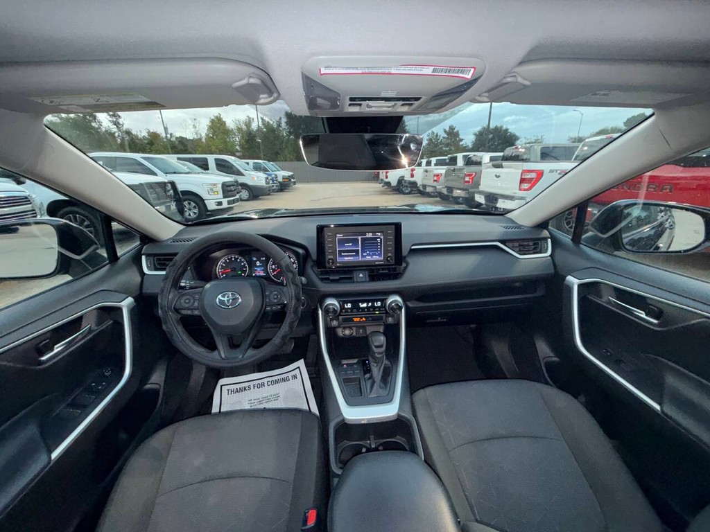 Toyota RAV4 Vehicle Full-screen Gallery Image 18